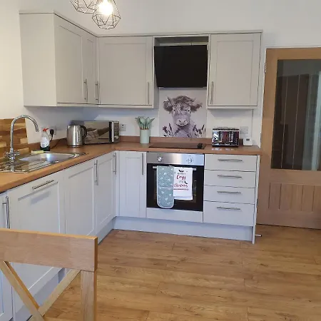 Inviting 2-Bed Barn With Hot Tub Near Muirkirk Villa Cumnock Exterior photo